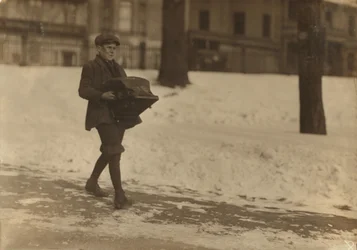 Louis A. Caulfield, 16 jaar oud, op Boston Common met een zware typemachine voor Model Typewriter Inspection Co. verdient $6 per week, 1917