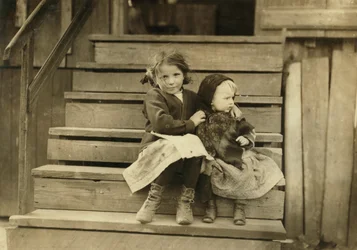 Portret van een jong meisje dat voor haar babyzusje zorgt terwijl de rest van het gezin in een plaatselijke conservenfabriek werkt, Bayou La Batre, Alabama, VS, ca. 1911