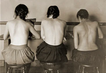 Meisjes aan naaimachines, ca. 1917