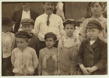 Garnaalplukkers zo jong als 5 en 8 bij de Dunbar, Lopez, Dukate Co, Biloxi, Mississippi, 1911