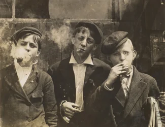 Drie jonge krantenjongens die roken, Saint Louis, Missouri, Verenigde Staten, 1910