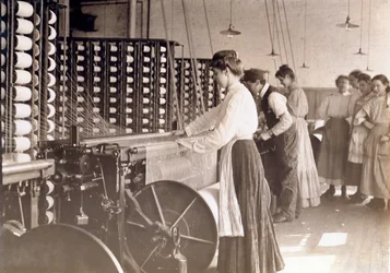 Jonge vrouwen aan het werk bij een spinmachine in een katoenspinnerij, South Carolina, 1908