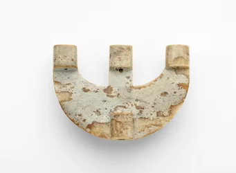 Boogvormige hanger, met toegevoegde decoratie, ca. 3300-2250 v.Chr.