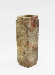 Negenniveau buis (cong) met maskers, c.3300-2250 v.Chr. (jade, nefriet)