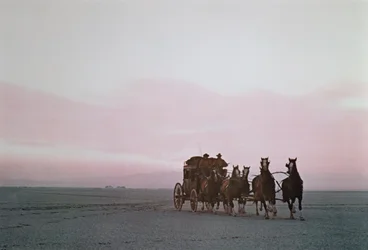 Een Wells Fargo postkoets op een moderne publiciteitsrit op de Western Plains