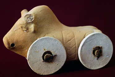 Dier op wielen, terracotta kinderspeelgoed, Italische beschaving