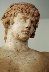 Antinous, Pariaans marmeren standbeeld, uit de tempel van Apollo in Delphi, Griekenland, Romeinse beschaving, 2e eeuw n.Chr., detail