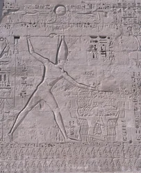Gravures op de muur van een tempel, Medinet Habu, Luxor, Egypte