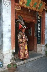 China, Yunnan, Lijiang, man in traditionele Naxi-kostuum