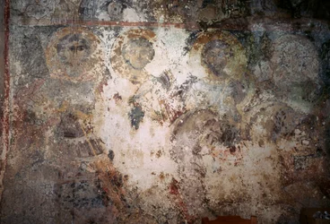 Beschadigde fresco met heiligen, kerk van Metamorphosis Sotiros, Voutas, Kreta, Griekenland (foto)