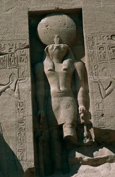 Egypte, Nubië, Abu Simbel, Grote Tempel van Ramses II, façade, nis met standbeeld van zonnegod Ra