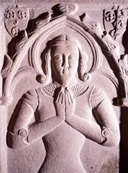 Grafsteen met reliëfdecoraties, Coetquen Toren, Dinan, Bretagne. Detail. Frankrijk