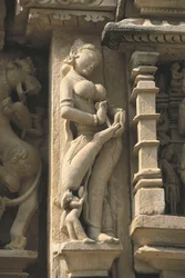 Reliëf met een Surasundari (hemelse schoonheid), Parshvanatha-tempel, monumentengroep van Khajuraho (Werelderfgoedlijst van UNESCO)