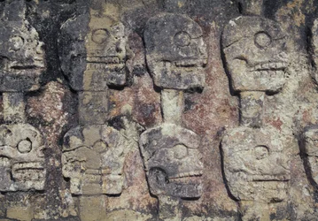 Reliëf met menselijke schedels, detail van de Tzompantli, of Muur van Schedels, archeologische site van Chichen Itza (UNESCO Werelderfgoed)