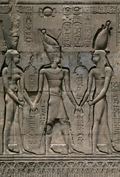 Reliëf met Thoetmosis III en goden Heka en Chnoem, gevel van Hypostyle Hal van Tempel van Chnoem, Esna, Egypte, Egyptische beschaving, (detail)