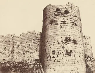 Kalaat-El-Hosn, Tweede Tentoonstelling, Buitenkant, Hoektoren, zuidwesten,1859 (foto)