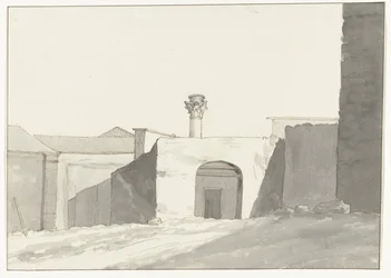 Antieke zuil en gebouwen in haven van Brindisi