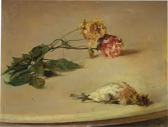 Dode vogel en twee rozen op een tafelblad