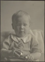 Baby met een zilveren rammelaar