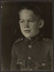 [Jongen gekleed in uniform]