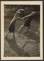 [Dansers in de tuin].