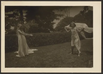 [Dansers in de tuin].