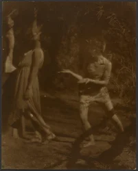 [Dansers in een pose]