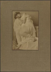 Gedrapeerd model, Slapen