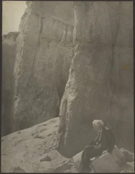 [Bejaarde man in rotsachtig landschap].