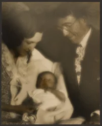 [Familieportret met gewikkelde baby].