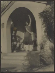 [Vrouwelijke danseres voor het huis].