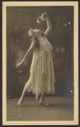 [Danseres met bloem voor een wandtapijt]