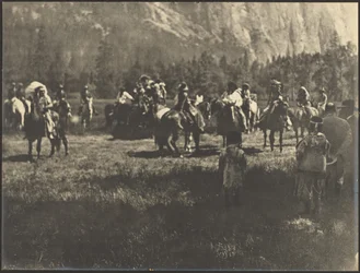 [Groep te paard met inheemse Amerikanen in traditionele kleding].