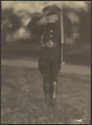 [Jongetje in Uniform].