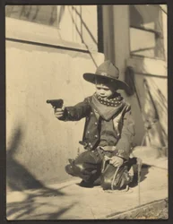 [Kleine jongen in cowboypak].