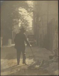 [Man die door een straat loopt]