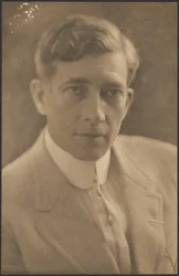 [Man in licht pak]