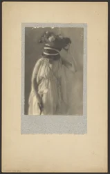 [Model in klassiek kostuum].