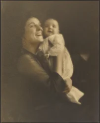 [Moeder en baby in witte jurk]