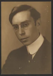 Portret van een jonge man met pince-nez