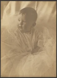 [Portret van een baby omringd door tule]