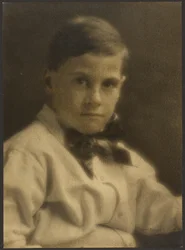 [Portret van een jongen met vlinderdas].
