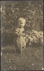[Portret van een kind in de tuin].