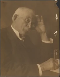 [Portret van een man zittend achter een bureau].