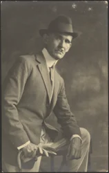 [Portret van een man met stok en handschoenen].