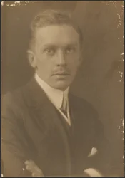 [Portret van een man met een dunne snor].