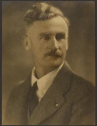 [Portret van een man met witte reversspeld].