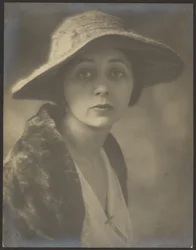 [Portret van een vrouw in bontcape].