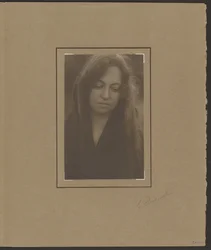 [Portret van een vrouw die naar beneden kijkt]