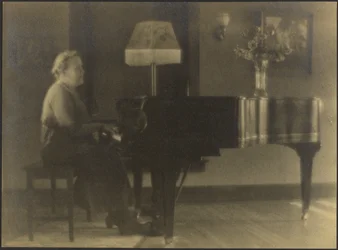 [Portret van een vrouw zittend aan de piano]